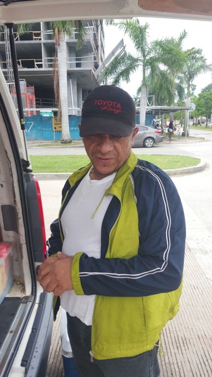Luis Escobar, vendedor: “La diferencia de nuestra comida está en la calidad y la sazón. Busquen el panel blanco de la gordita para que coman delicioso” | Foto: AR