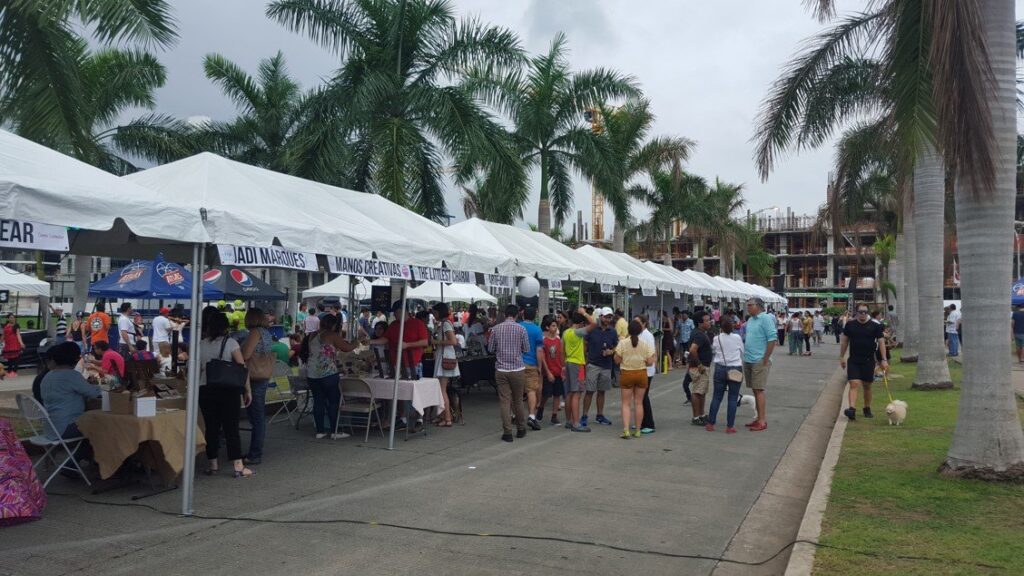 El mercadito de diseñadores emergentes estuvo muy concurrido | Foto: AR