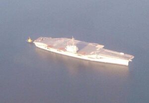 El portaviones norteamericano puede observarse en la bahía de Panamá.
