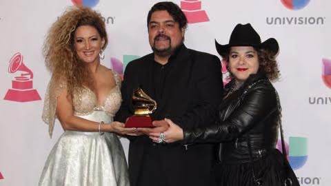 Erika Ender eleva el premio como la primera mujer panameña en ganar un Latin Grammy