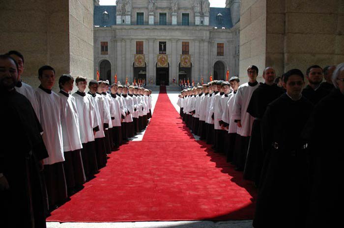 La formación académica de los jóvenes transcurre en el monasterio dirigido por los Padres Agustinos en donde reciben también estudios de la voz, técnicas del canto, lenguaje musical, conjunto coral, gregoriano, piano y otros instrumentos, guiados por músicos profesionales y por religiosos de la Comunidad Agustiniana.