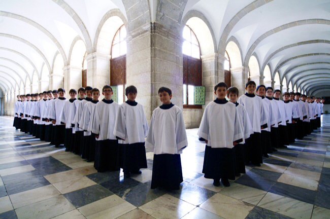 La agrupación cantó en el 2005 en la Capilla Sixtina, y en 2006 cantaron ante el Papa Benedicto XVI.