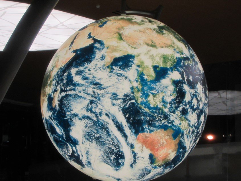 Una inmensa esfera que no para de girar es la representación del mundo globalizado, ubicada en el lobby de Costa del Este Financial Park.