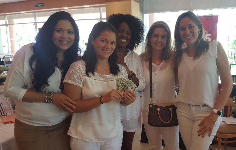 No solo hacen donaciones materiales. Ladies Solidarias también lleva conocimiento a las comunidades para que maximicen el uso de los productos con los que cuentan y aprendan a producir. En la foto, recibiendo el aporte del Bunco PTY.