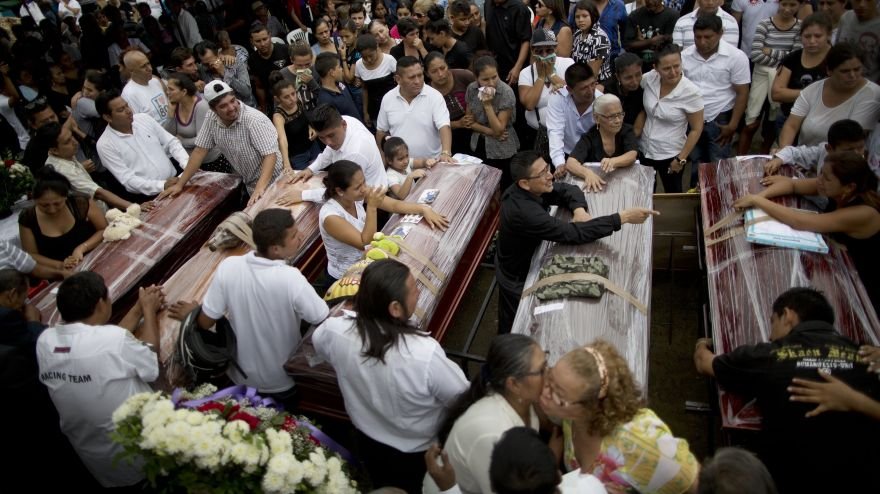 La cifra de fallecidos es tan elevada, que hay poblaciones en las que ya no hay espacio en los cementerios para enterrar los cuerpos (AP Photo/Rodrigo Abd)