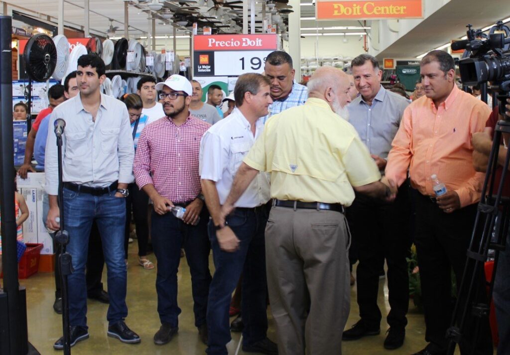 El mismo día de la inauguración de la Gran Terminal de Transporte de Aguadulce, también fue la apertura del Do it Center en la nueva plaza comercial Ondgo Aguadulce.