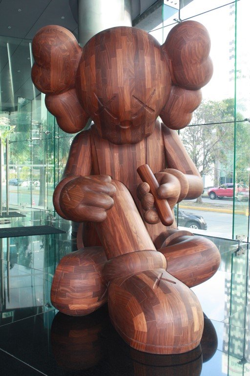 Las creaciones de Kaws tienen el propósito de ser comprendidas universalmente, sin importar el idioma o la cultura. Esta pieza se puede apreciar en el lobby de la MMG Tower.