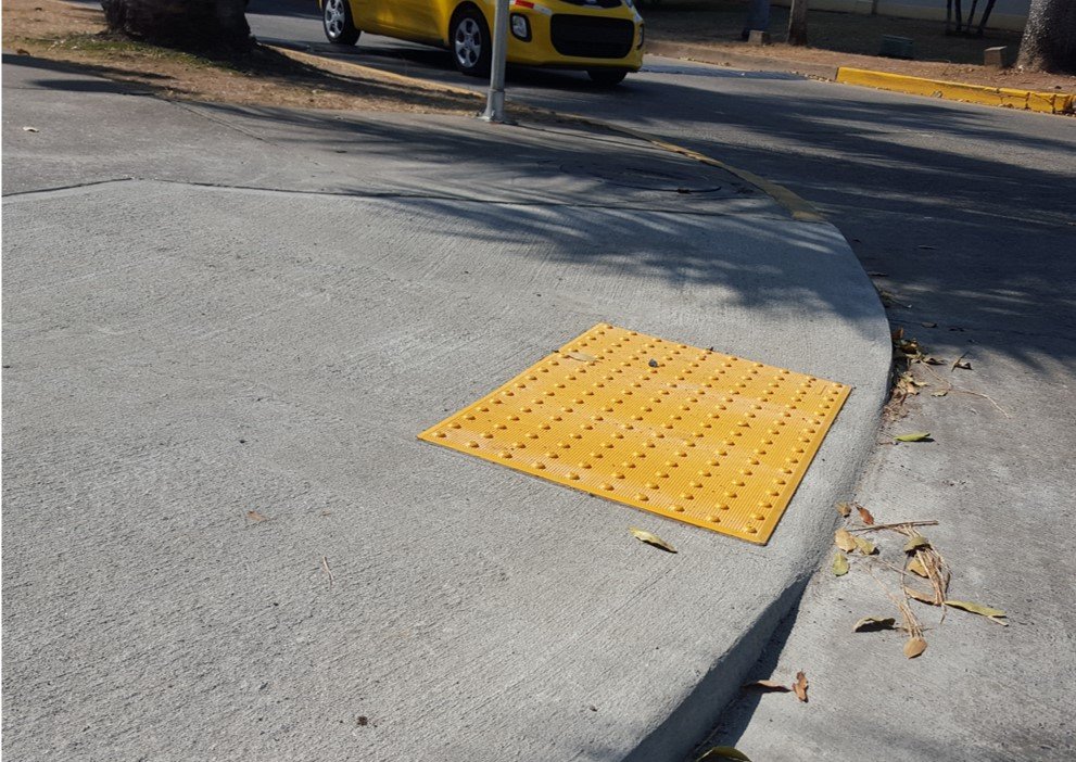 Las nuevas rampas cuentan con una loseta especial de textura diferente a fin de que las personas ciegas puedan percatarse de que va a terminar el tramo de acera por el que transitan y comienza la intersección con otra calle. También sirven como piso antirresbalante.