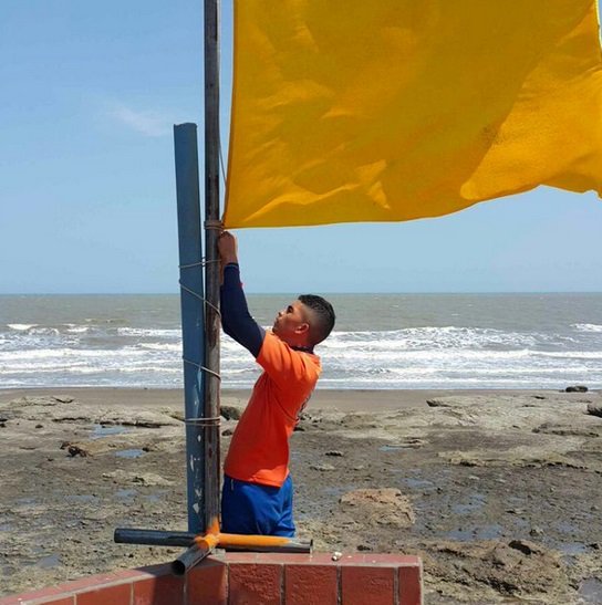 Los banderines rojos significan que está prohibido el ingreso a las playas, mientras que la amarilla es un alerta
