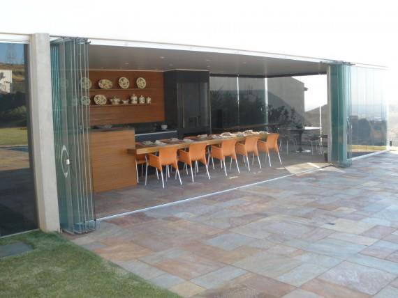 El sistema Barradoor se usa para el acristalamiento de ambientes con tecnología desarrollada exclusivamente para suplir aperturas más grandes, tales como puertas, divisiones, uso en tiendas, centros comerciales y restaurantes.